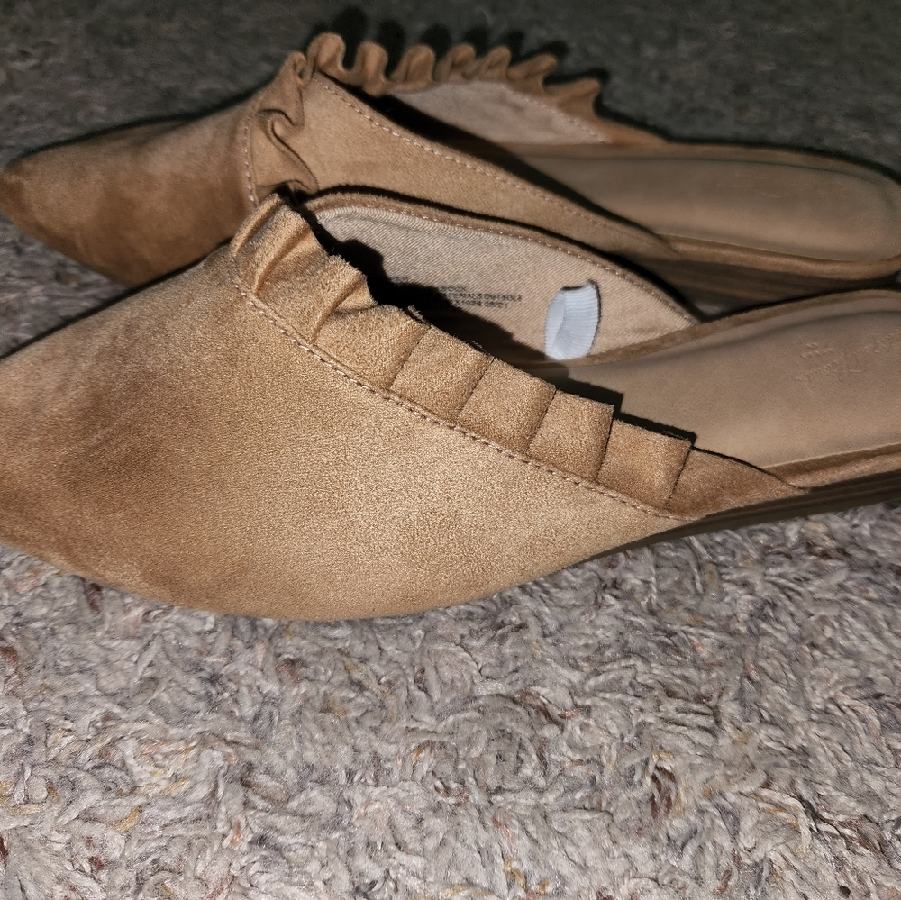 Universal Thread. Size 9. Slide.